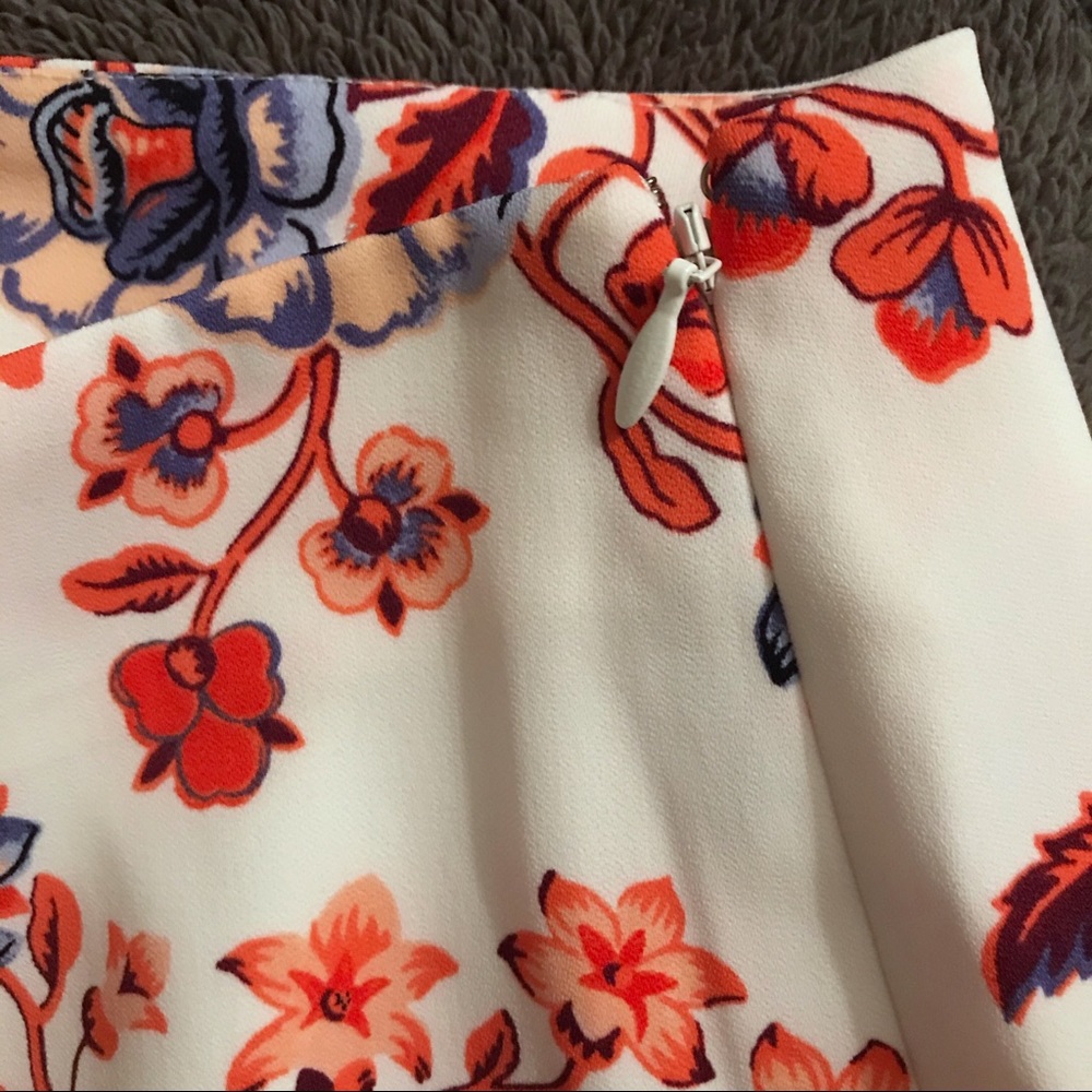 Ann Taylor Factory • Floral Long Pencil Skirt - Picture 4 of 7